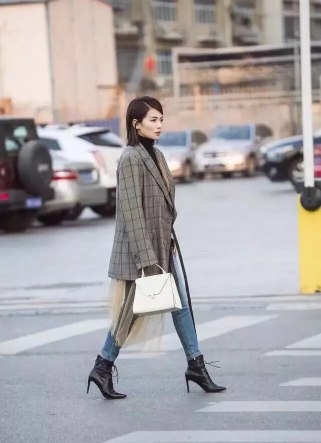 Valextra iside 26cm is a style that will never go out of style no matter how long it takes. It is a must-have item in celebrities’ wardrobes.